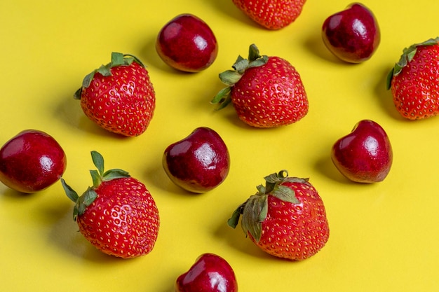 Vista superior de las cerezas y fresas de forma cuadrada. Comida sana, cocina vegetariana, fruta fresca, endecha plana