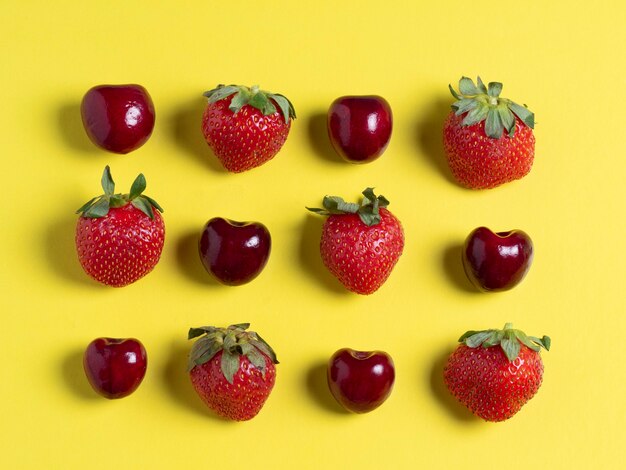 Vista superior de las cerezas y fresas de forma cuadrada. Comida sana, cocina vegetariana, fruta fresca, endecha plana.