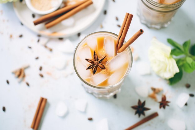 Vista superior de un chai latte helado con guarnición de bastón de canela