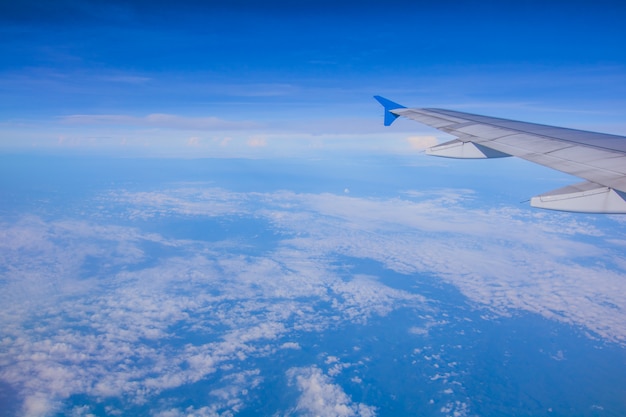 Vista superior del cielo azul con ala de avión.