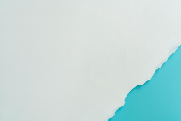 Vista superior cielo azul papel rasgado sobre fondo blanco y gris espacio de copia del banco