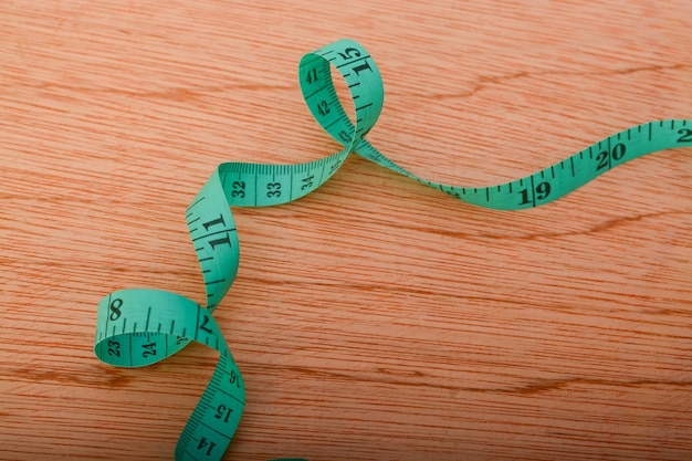 Vista superior de la cinta métrica verde con el concepto de pérdida de peso y ayuno de la dieta de copia de espacio