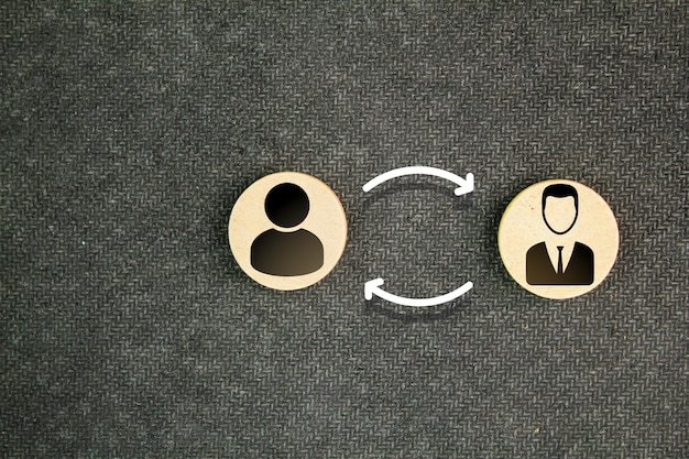 Vista superior del círculo de madera con dos hombres uniéndose o intercambiando juntos dos personas fueron intercambiadas Busi