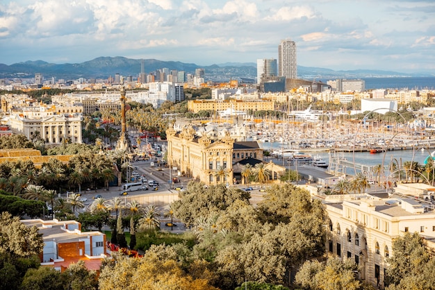 Vista superior de la ciudad de Barcelona con el monumento a Colón, hermosos edificios y puerto en España