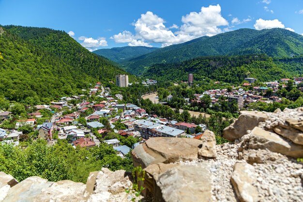 Foto vista superior de la ciudad de borjomi en el sur de georgia central
