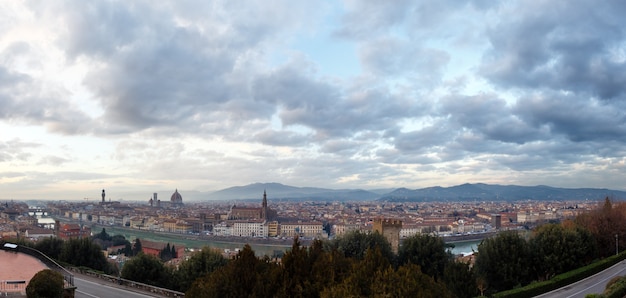 Vista superior de la ciudad de Florencia por la noche (Italia, Toscana) en el río Arno. Panorama.