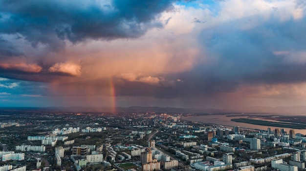 Vista superior de la ciudad de Khabarovsk atardecer hermosas nubes bajo la lluvia Foto de alta calidad