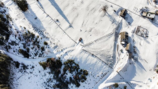 Vista superior de una ciudad nevada en las montañas vista de pájaro nieve fría foto de alta calidad