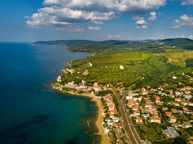 Vista superior de la ciudad y el paseo marítimo ubicado en Castiglioncello en Toscana. Italia, Livorno.