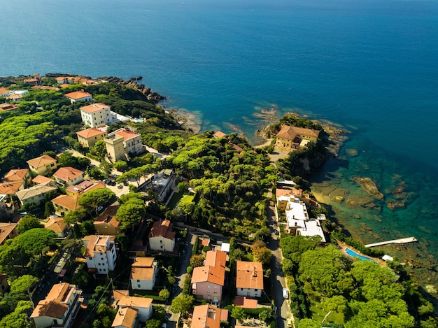 Vista superior de la ciudad y el paseo marítimo ubicado en castiglioncello en toscana italia livorno