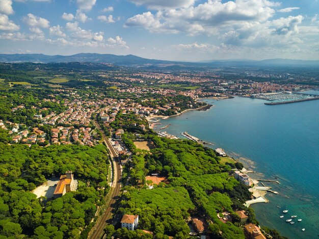 Vista superior de la ciudad y el paseo marítimo ubicado en Castiglioncello en Toscana. Italia