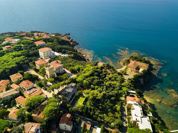 Vista superior de la ciudad y el paseo marítimo ubicado en Castiglioncello en Toscana