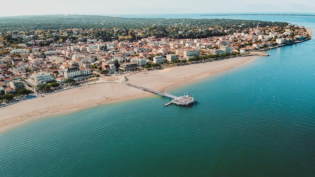 Vista superior de una ciudad de playa en un día soleado