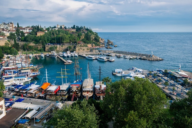 Vista superior de la ciudad y el puerto de Antalya con barcos amarrados