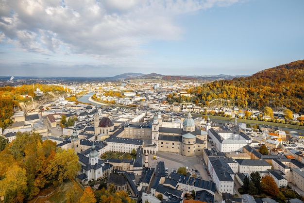 Vista superior de la ciudad de salzburgo desde la colina del castillo