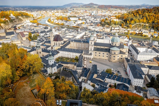 Vista superior de la ciudad de salzburgo desde la colina del castillo