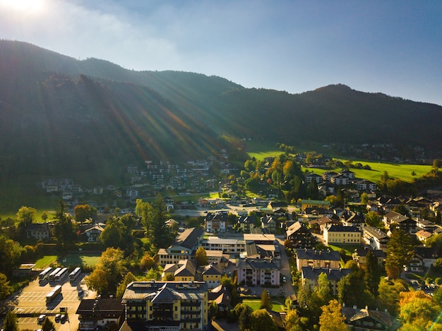 Vista superior de la ciudad de Salzkammergut en los Alpes austríacos