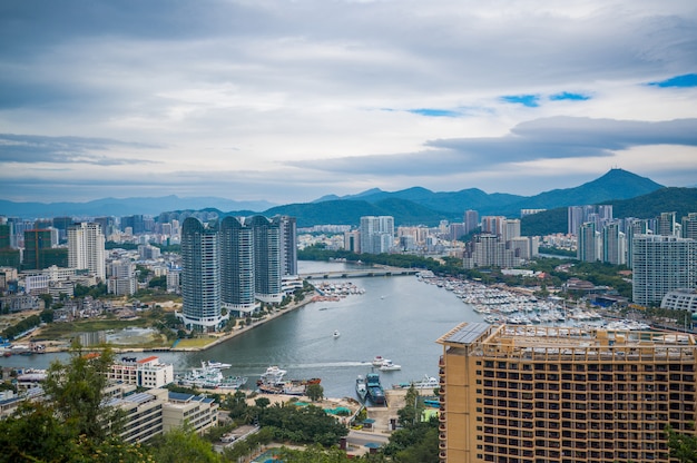 Vista superior de la ciudad de Sanya de Hainan, con casas locales y hoteles y edificios de lujo. Paraíso de vacaciones de verano en Asia.