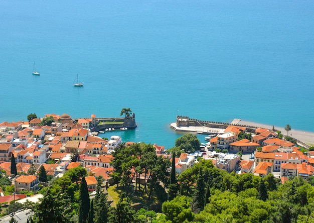 Vista superior de la ciudad turística de Nafpaktos en Grecia