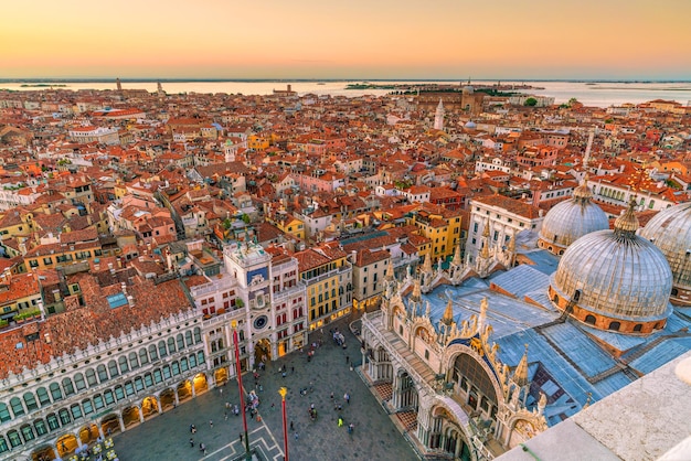 Vista superior de la ciudad vieja de Vanice al atardecer