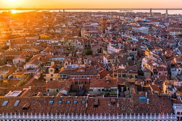 Foto vista superior de la ciudad vieja de vanice al atardecer