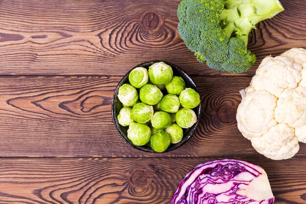 Vista superior de col, brócoli, coliflor, coles de Bruselas y col roja