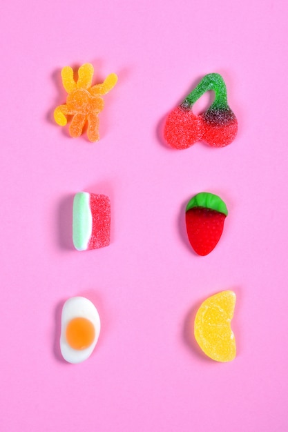 Foto vista superior de la colección de caramelos de gelatina en rosa