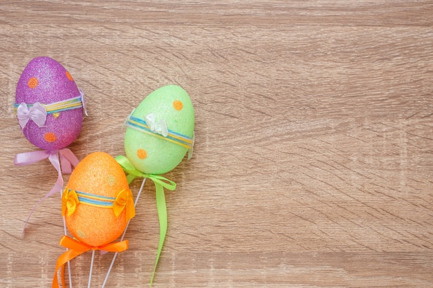 Foto la vista superior del color artificial eggs en fondo de madera del tablón. para el uso del día de pascua