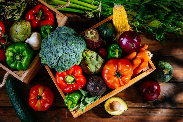 Vista superior de coloridas hortalizas frescas en una mesa de madera, dieta equilibrada