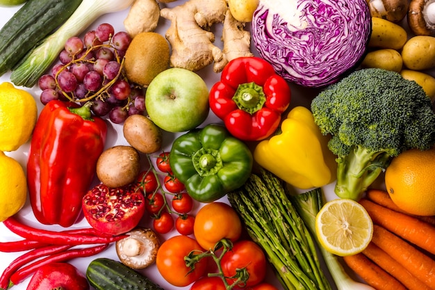 Vista superior de coloridas verduras y frutas frescas ideales para una dieta equilibrada