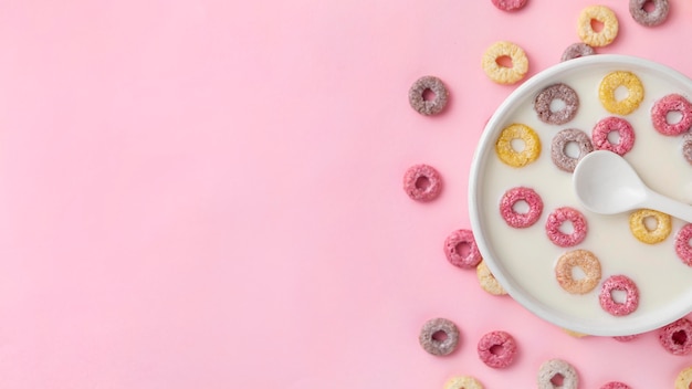 Foto vista superior de coloridos cereales para el desayuno con espacio de copia y leche