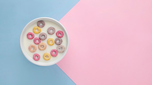 Vista superior de coloridos cereales para el desayuno con espacio de copia
