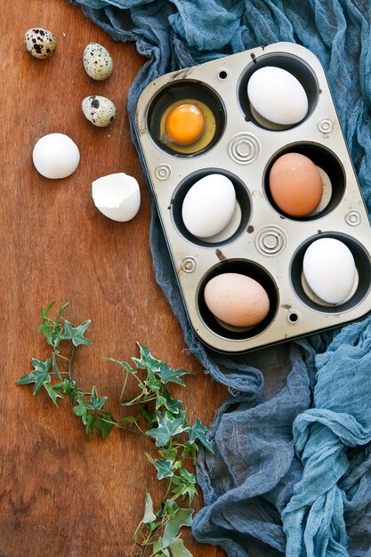 Vista superior de coloridos huevos de Pascua y huevos de codorniz y sauces.