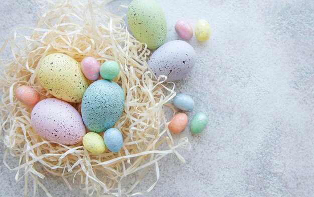 Vista superior de coloridos huevos de Pascua sobre fondo de hormigón