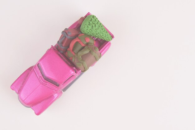 Vista superior com espaço de cópia do modelo de brinquedo de carro automóvel pickup roxa pequena com malas e natal.