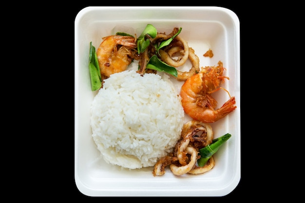 Vista superior de la comida callejera tailandesa Calamares y camarones, ajo y pimienta con arroz, enfoque selectivo