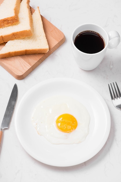 Vista superior de la comida de desayuno rápido fácil y saludable tradicional hecha de huevos fritos servidos en un plato.