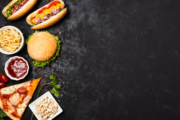 Vista superior de la comida rápida con espacio para copiar