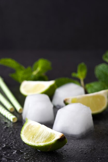 Vista superior composición de cubitos de hielo, hojas de menta y rodajas de limón. Ingredientes para la bebida mojito