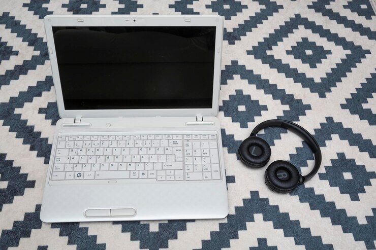Foto vista superior de la computadora portátil y auriculares