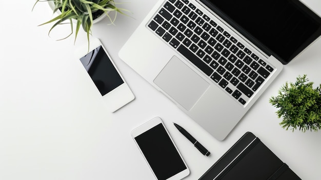Vista superior de una computadora portátil con monitor de pantalla abierta en el concepto de oficina de trabajo de escritorio blanco