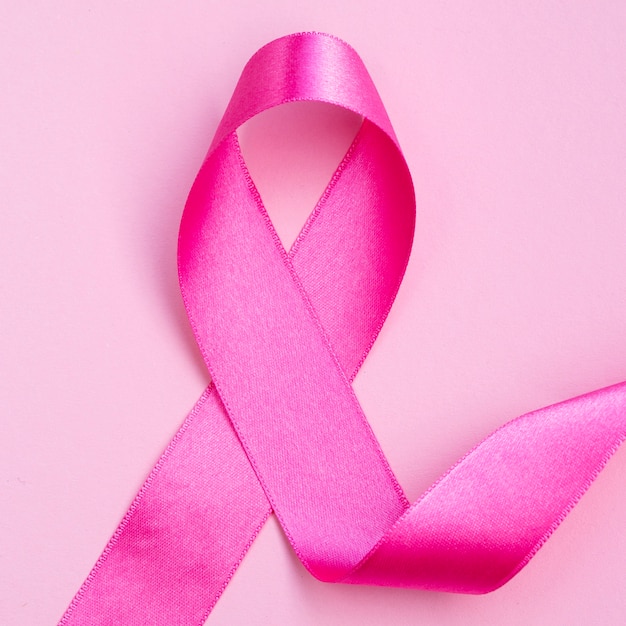 Foto vista superior del concepto de cáncer de mama con cinta