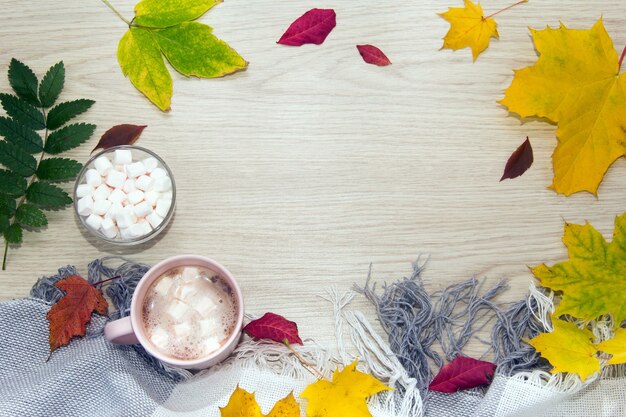 Vista superior del concepto de otoño Cacao caliente o chocolate caliente con malvaviscos sobre tablas de madera antiguas