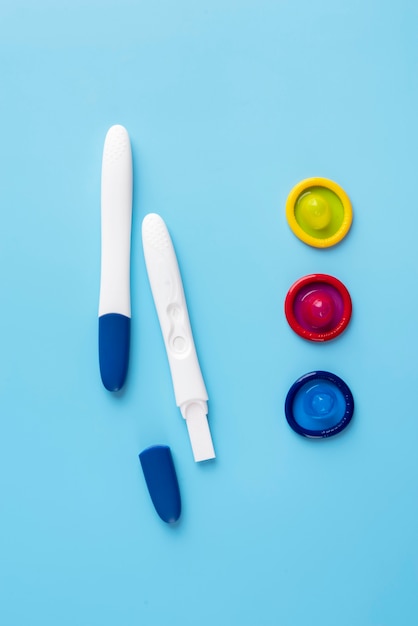 Vista superior de condones y pruebas de embarazo.