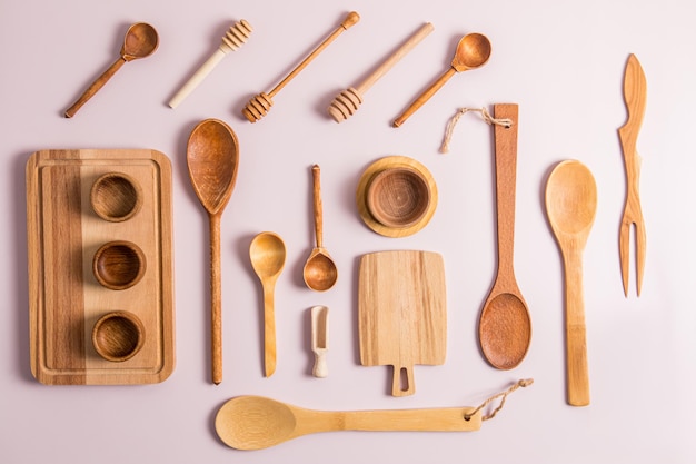 Vista superior de un conjunto de diferentes utensilios de cocina de madera y bambú diseño plano cubiertos ecológicos cero desperdicio