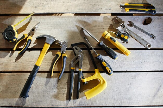 Vista superior de un conjunto de herramientas sobre una mesa de tablones de madera