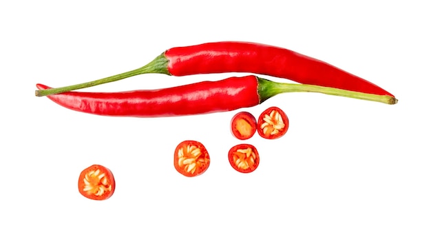Vista superior del conjunto de pimientos rojos con rebanadas o pedazos aislados sobre fondo blanco