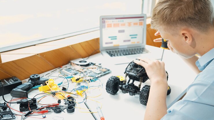 Foto vista superior de la construcción de modelos de automóviles de estudio inteligentes para estudiantes en la edificación de la mesa