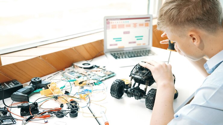 Foto vista superior de la construcción de modelos de automóviles de estudio inteligentes para estudiantes en la mesa edificación