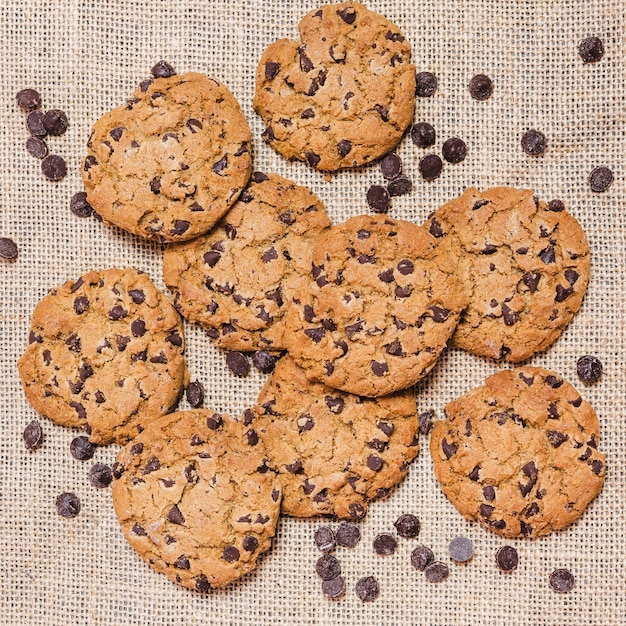 Vista superior cookies com pedaços de chocolate